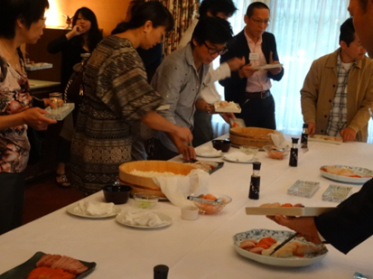 Guests tasted sushi made of sushi rice. Sushi chefs touched the sushi rice and tried to make sushi with it