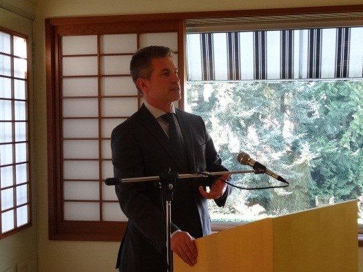 乾杯の挨拶をするカナダ貿易事務所Christian Hansen氏