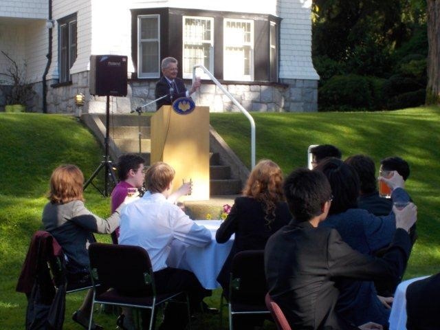 Mr. Murray Hill, the lecturer of the Canada-Japan Co-op Program Training Week, proposed a toast to interns.