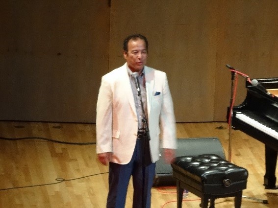 開演の挨拶をする岡田総領事