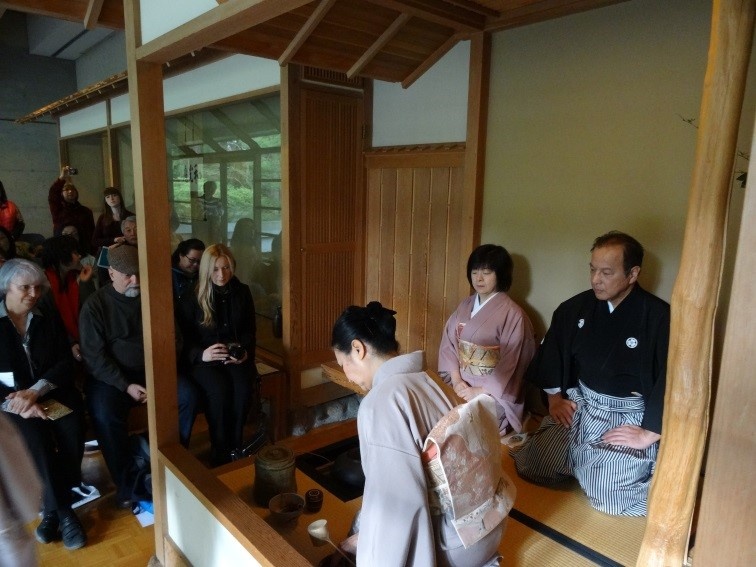 Consul General and Mrs. Okada observe tea ceremony
