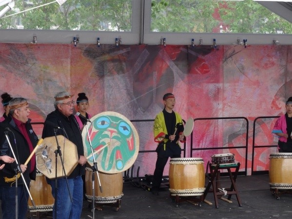 Tetsu Taiko & Tzo'kam perform at the Market