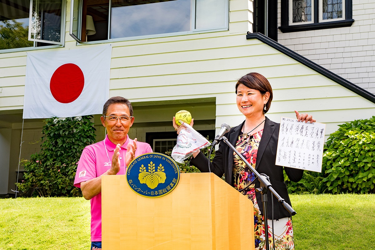 Coach presents autograph and signed ball to Consul General