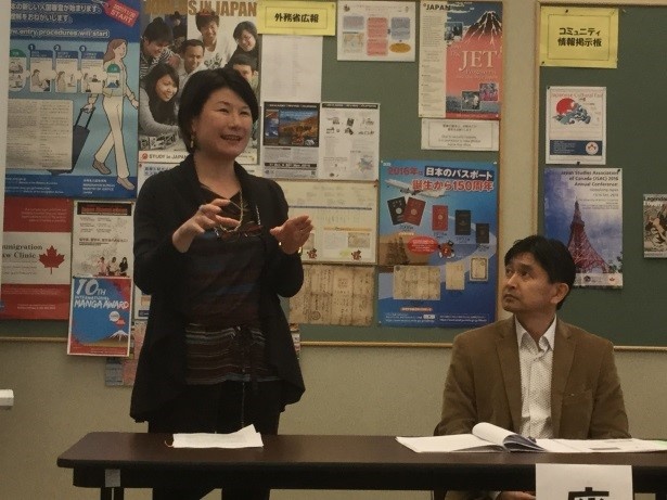 挨拶する岡井朝子在バンクーバー総領事