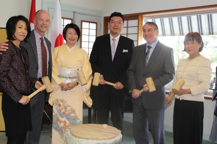 岡井総領事と経済団体の方々との鏡割り