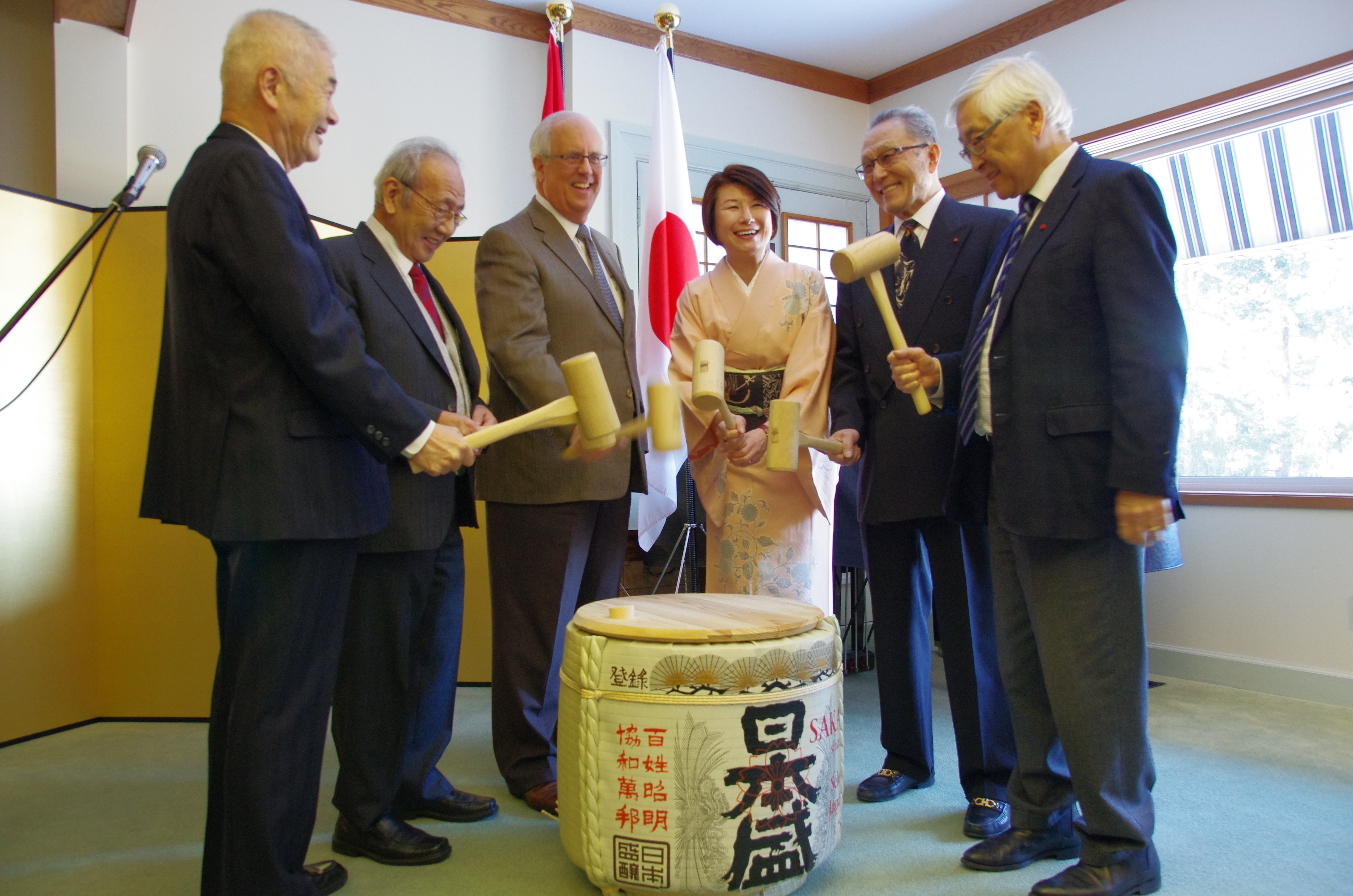 岡井総領事とブローディ・リッチモンド市長,日系人団体の方々との鏡割り