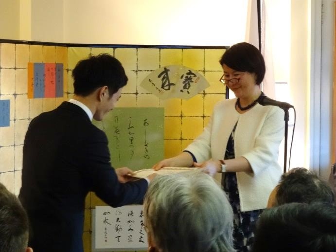 岡井総領事による表彰状授与