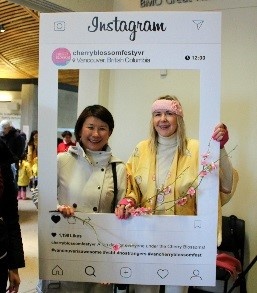 岡井総領事とリンダ・プール桜祭り実行委員長