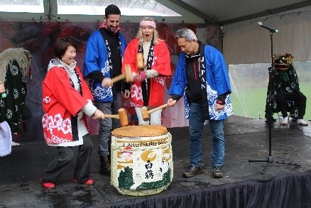 Customary sake barrel opening ceremony