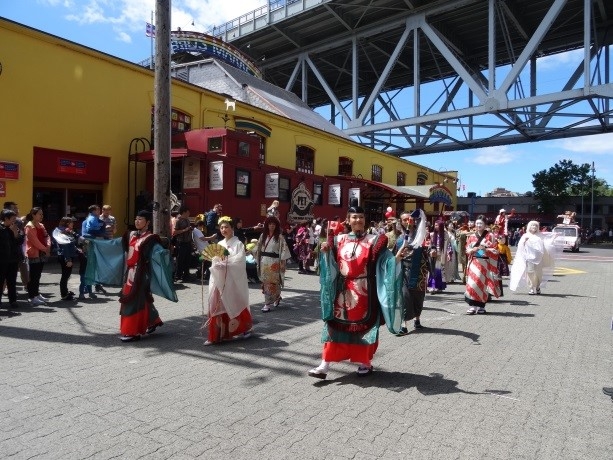 日本の伝統衣装を身にまとった23名の踊り子　1