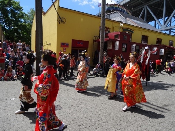 日本の伝統衣装を身にまとった23名の踊り子　2
