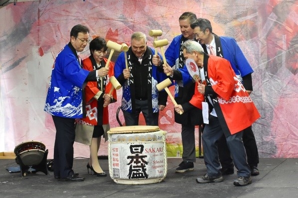 開会式での鏡割り