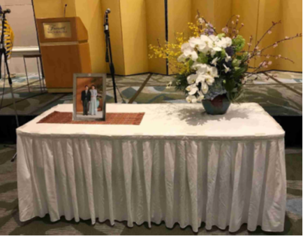 Photo portraits of Their Majesties and flower arrangement