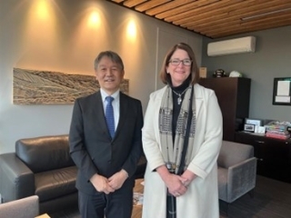 Consul General Calls on North Vancouver Mayor Linda Buchanan