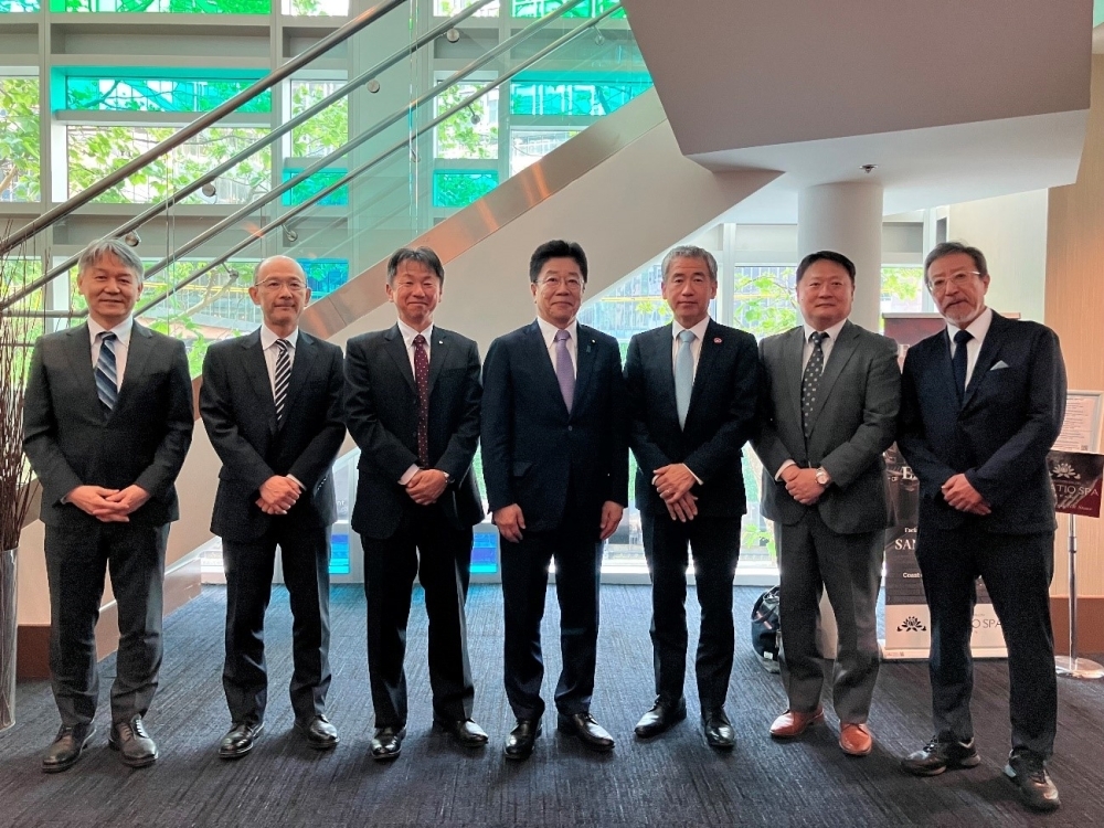 Exchange of views between Finance Minister Kato and representatives of Japanese companies