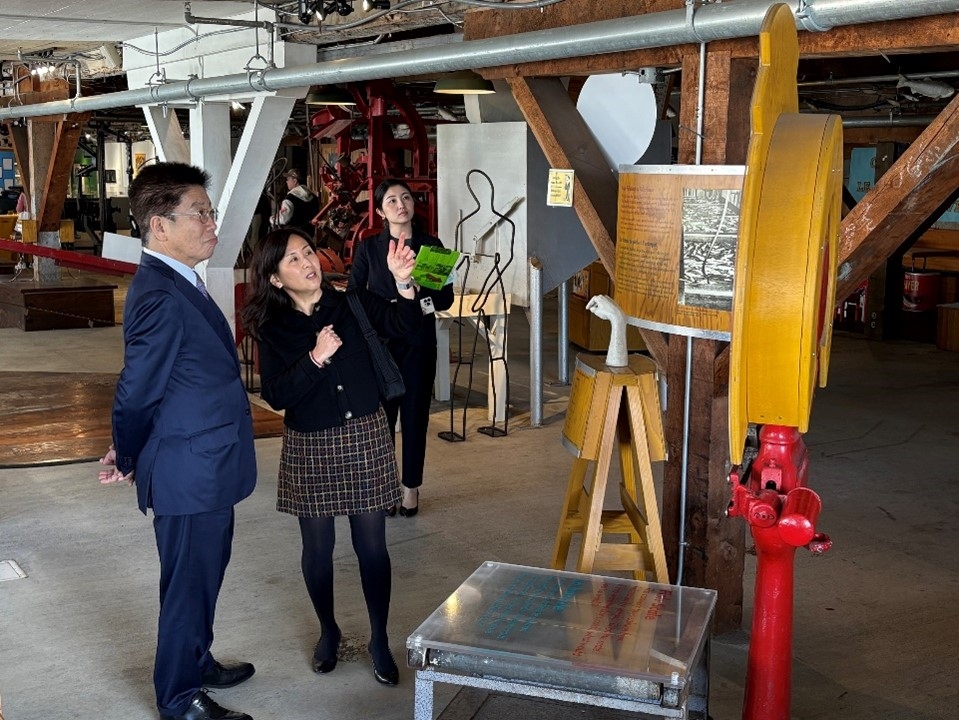 Finance Minister Kato visits Steveston