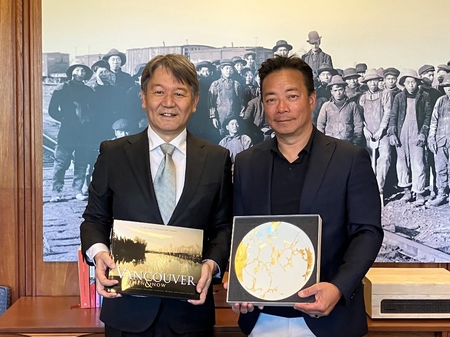 総領事のケン・シム・バンクーバー市長表敬