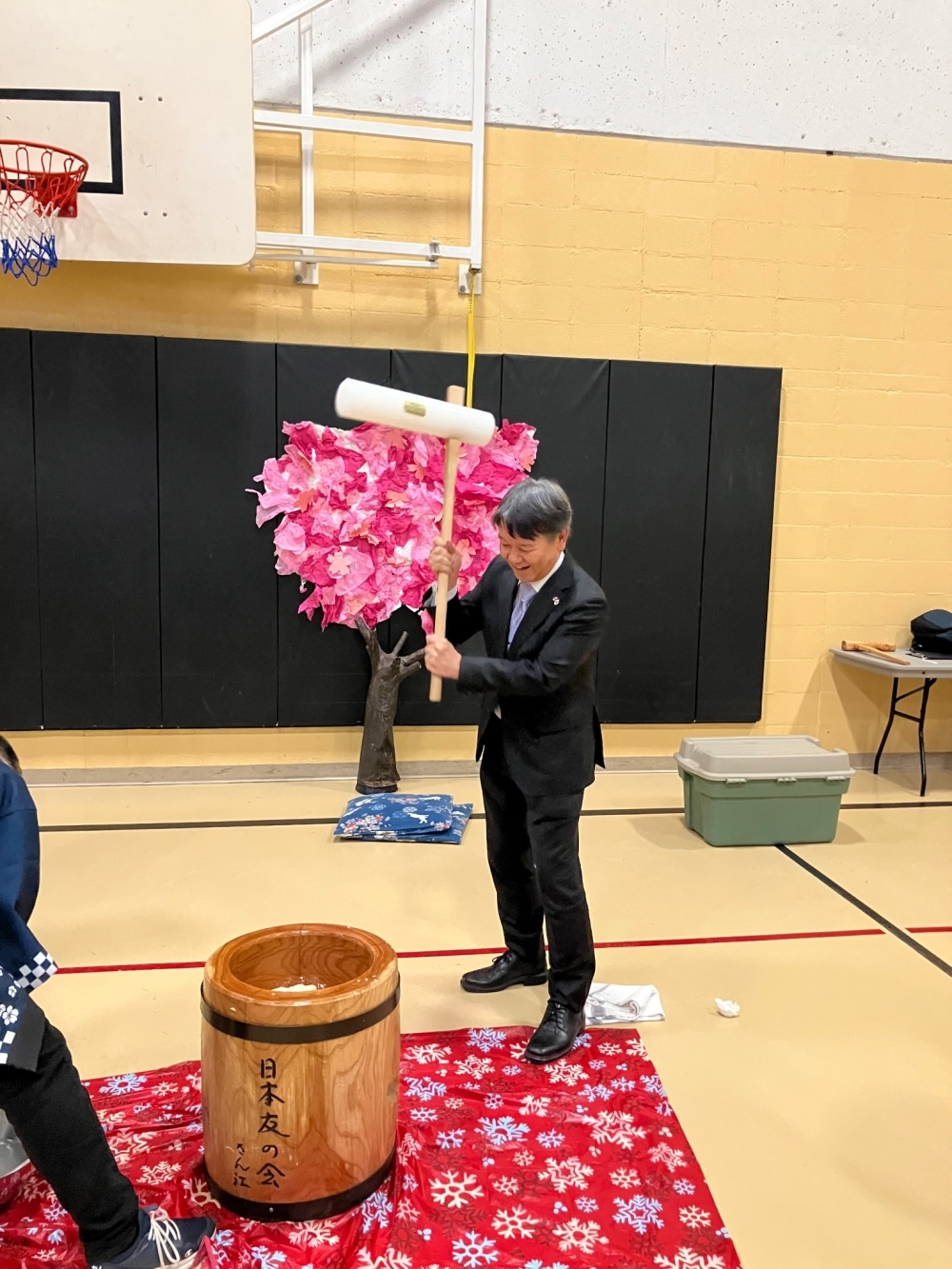Consul General Takahashi making mochi rice cakes