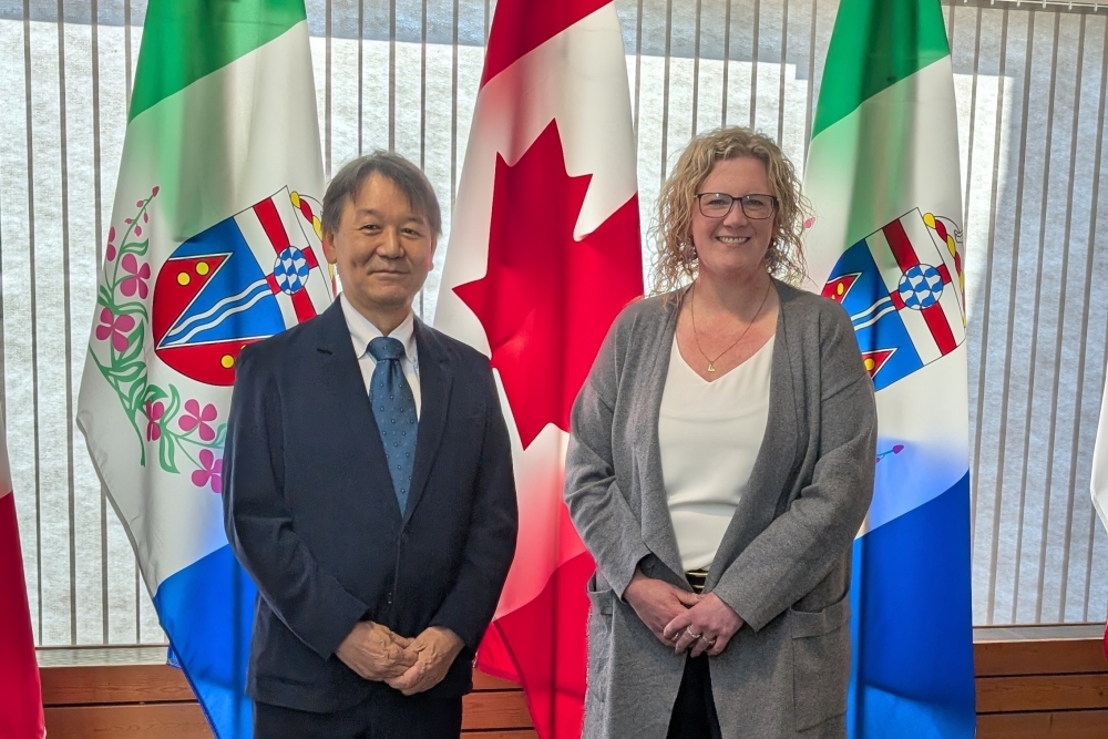 Consul General Takahashi and Minister of Economic Development, Tourism and Culture Jen Gehmair 